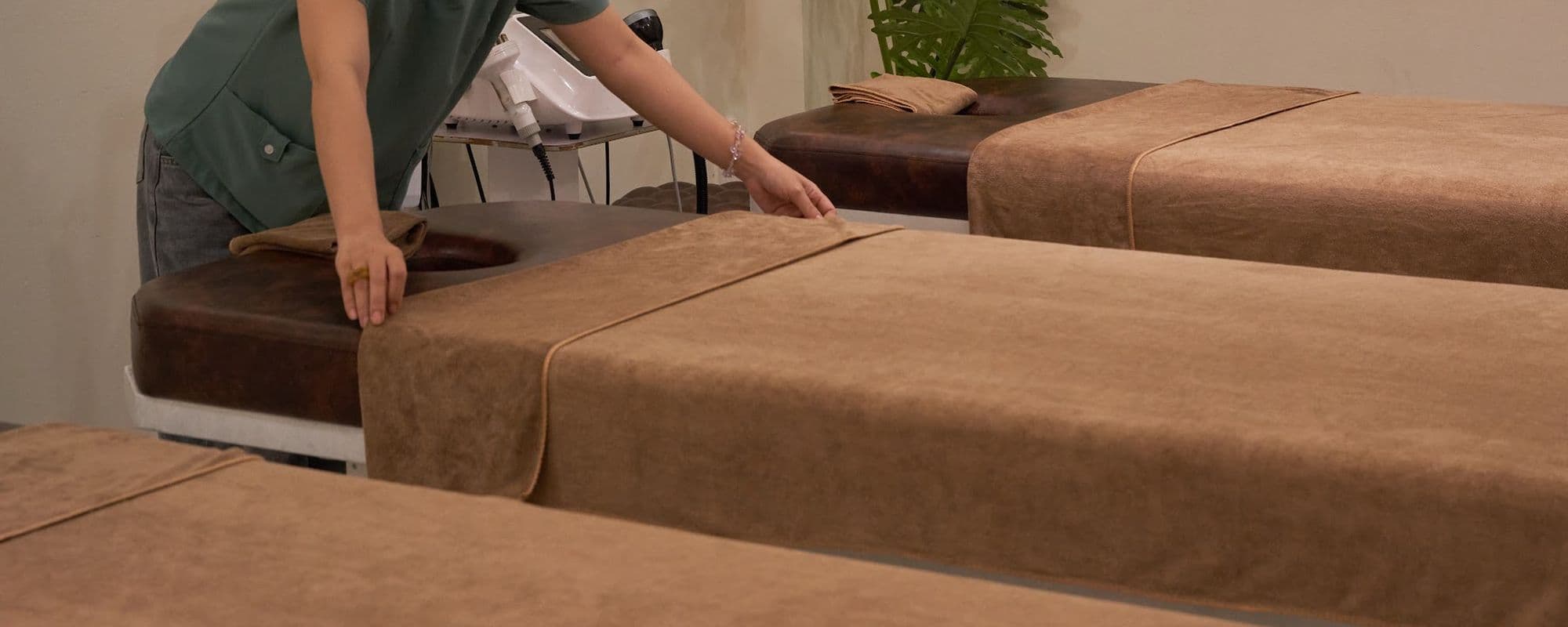 Chuyên viên chuẩn bị giường trị liệu tại phòng trị liệu Holistic